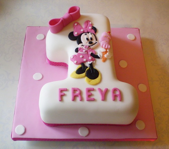  Bánh sinh nhật hình số với họa tiết chuột Micky đáng yêu làm từ đường fondant. 